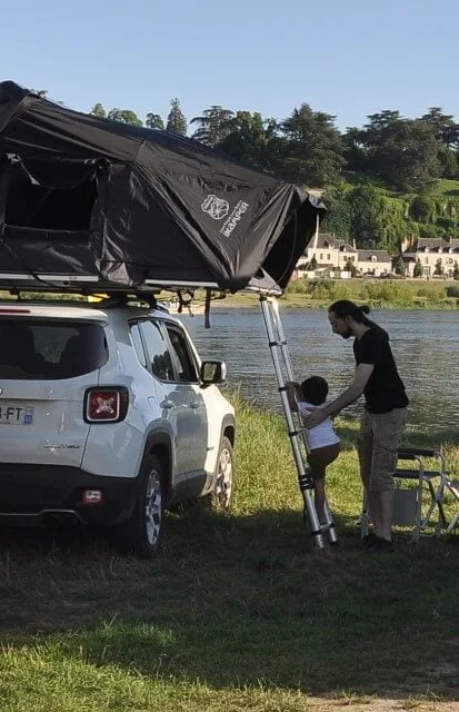 Partir en tente de toit avec des enfants