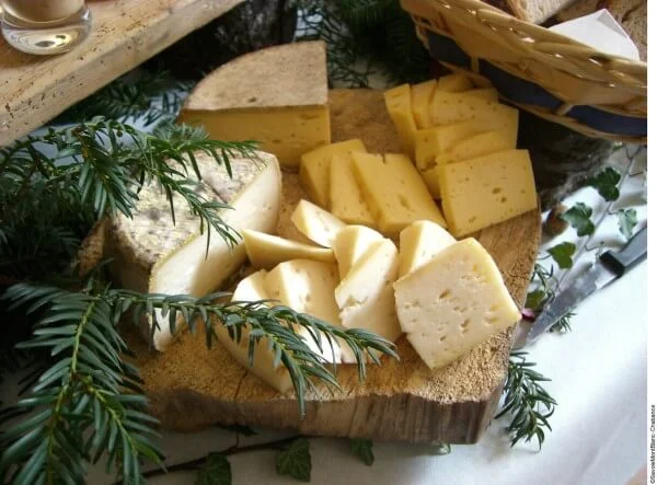 Déguster un plateau de fromages en road trip en Savoie
