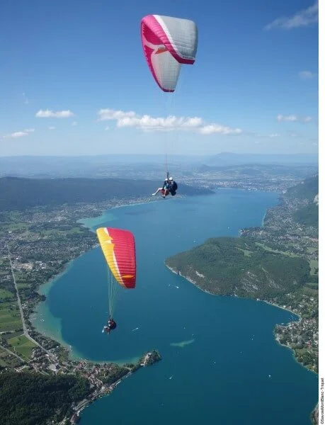 Osez le parapente lors de votre prochain road trip en van