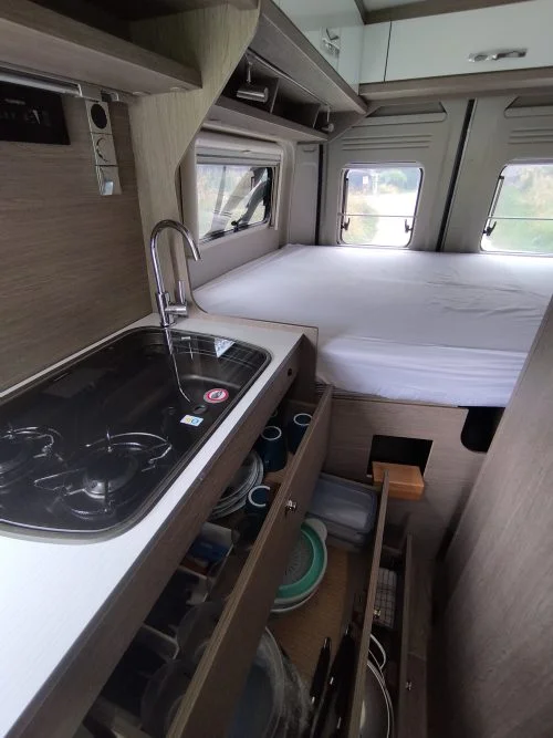 La cuisine dans un van aménagé n'a rien à envier aux camping-cars.