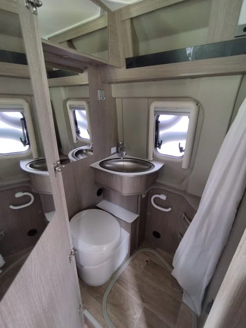 Le van aménagé dispose d'une vraie salle de douche intérieure.